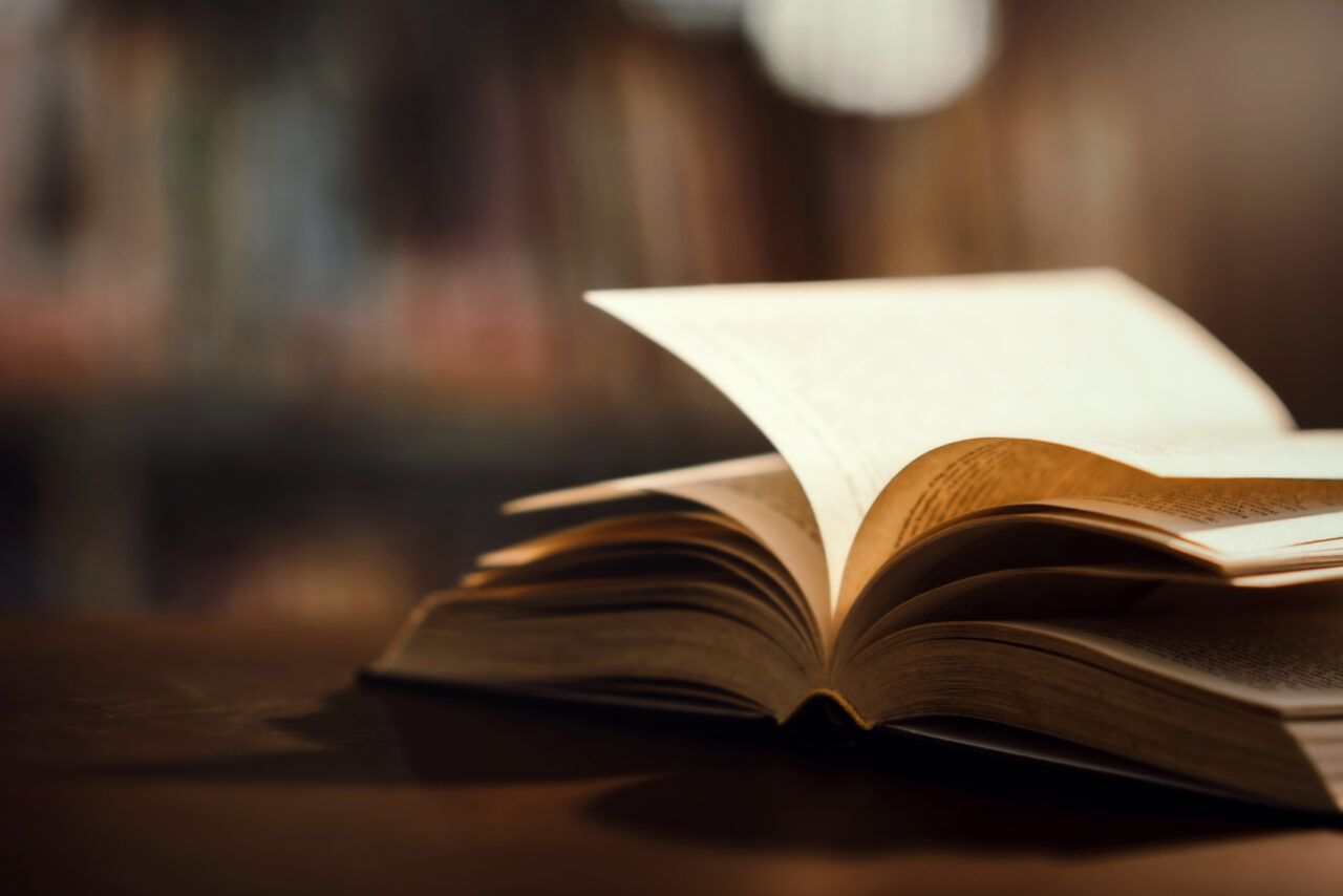 https://associazionefrancobricola.it/wp-content/uploads/2025/06/prenota-biblioteca-con-libro-aperto-1280x854.jpg